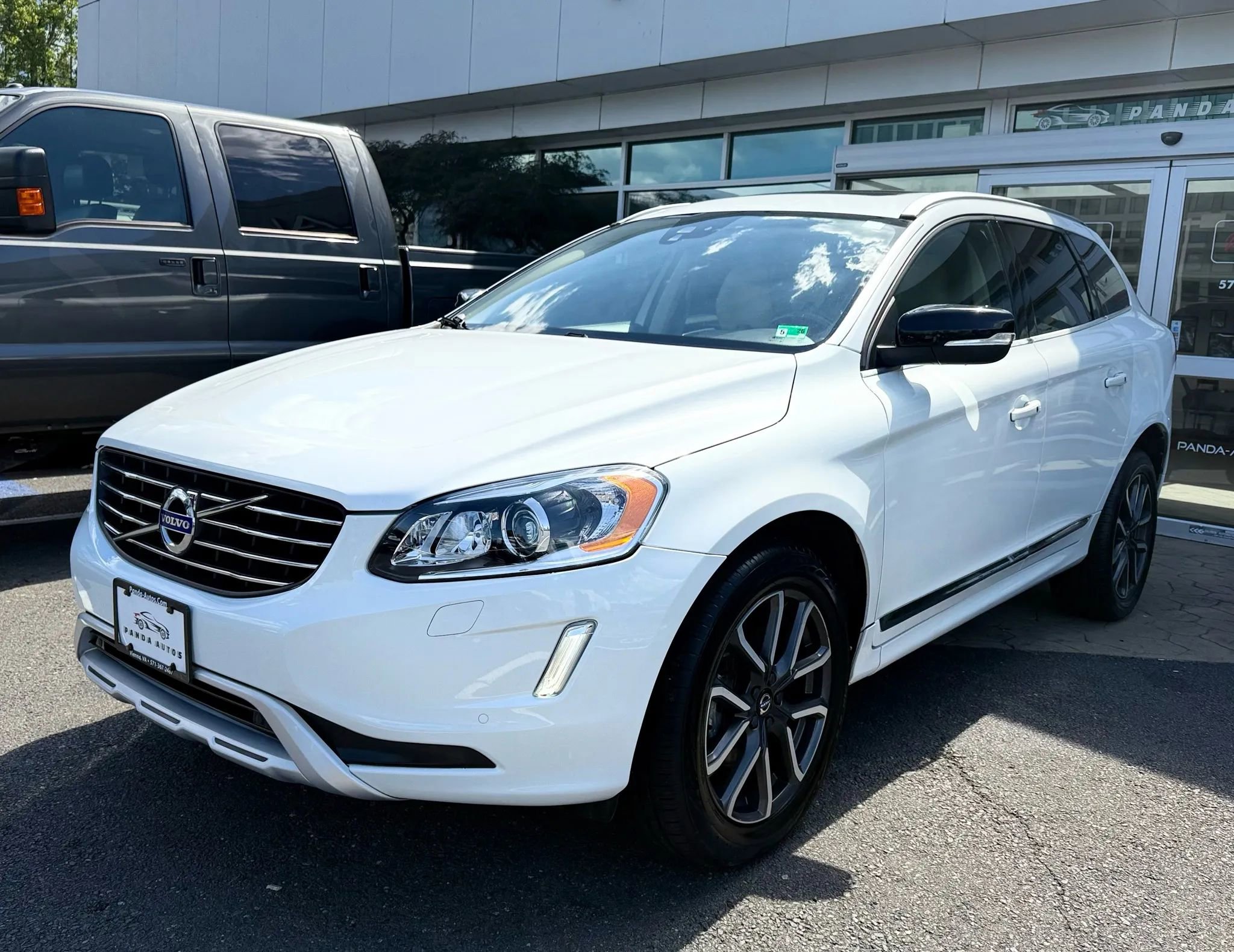 Used 2017 Volvo XC60 T6 Dynamic w/ Preferred Option Package image 3