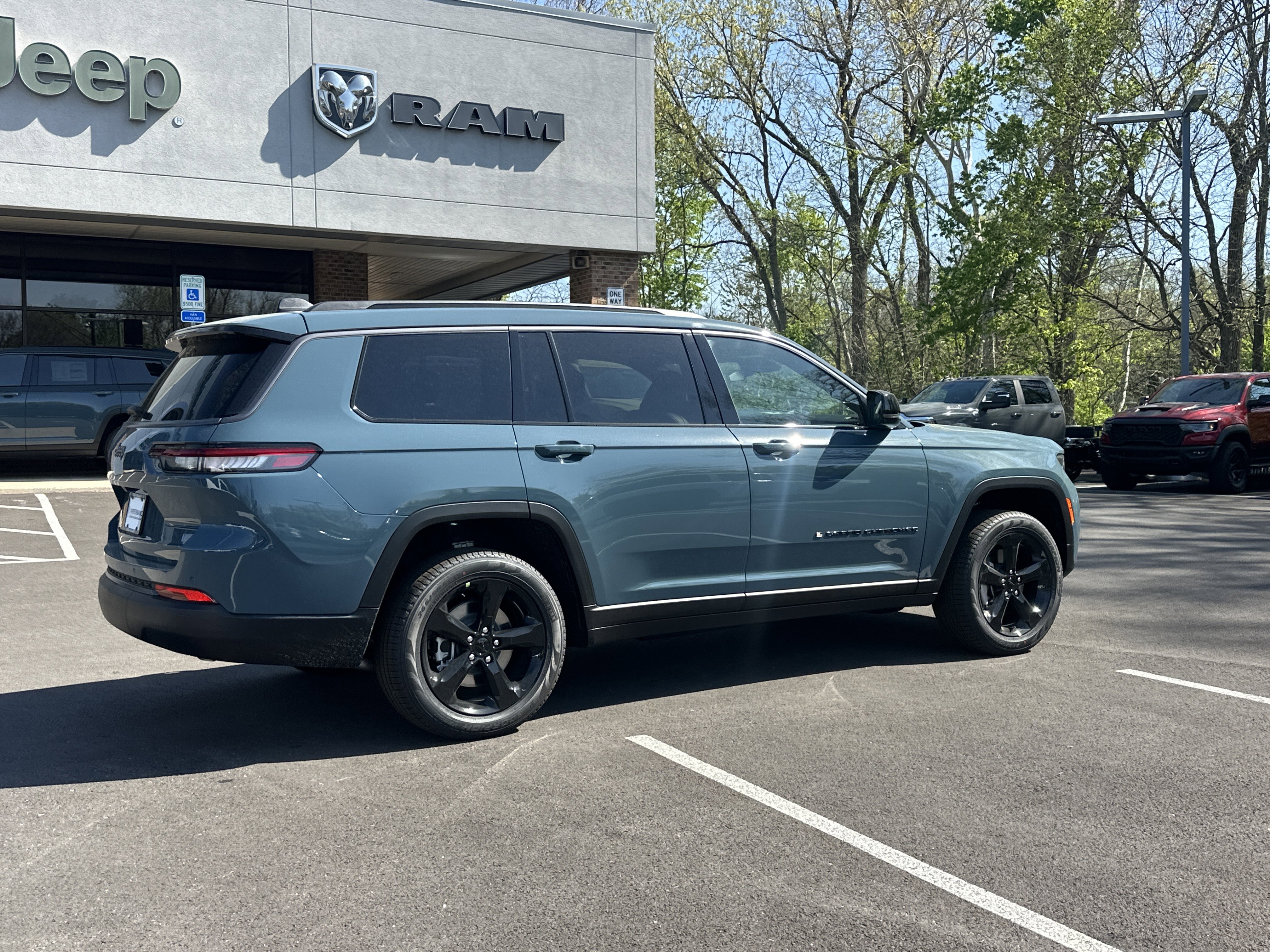 New 2026 Jeep Grand Cherokee L Limited w/ Limited Altitude Package AWD/4WD image 16