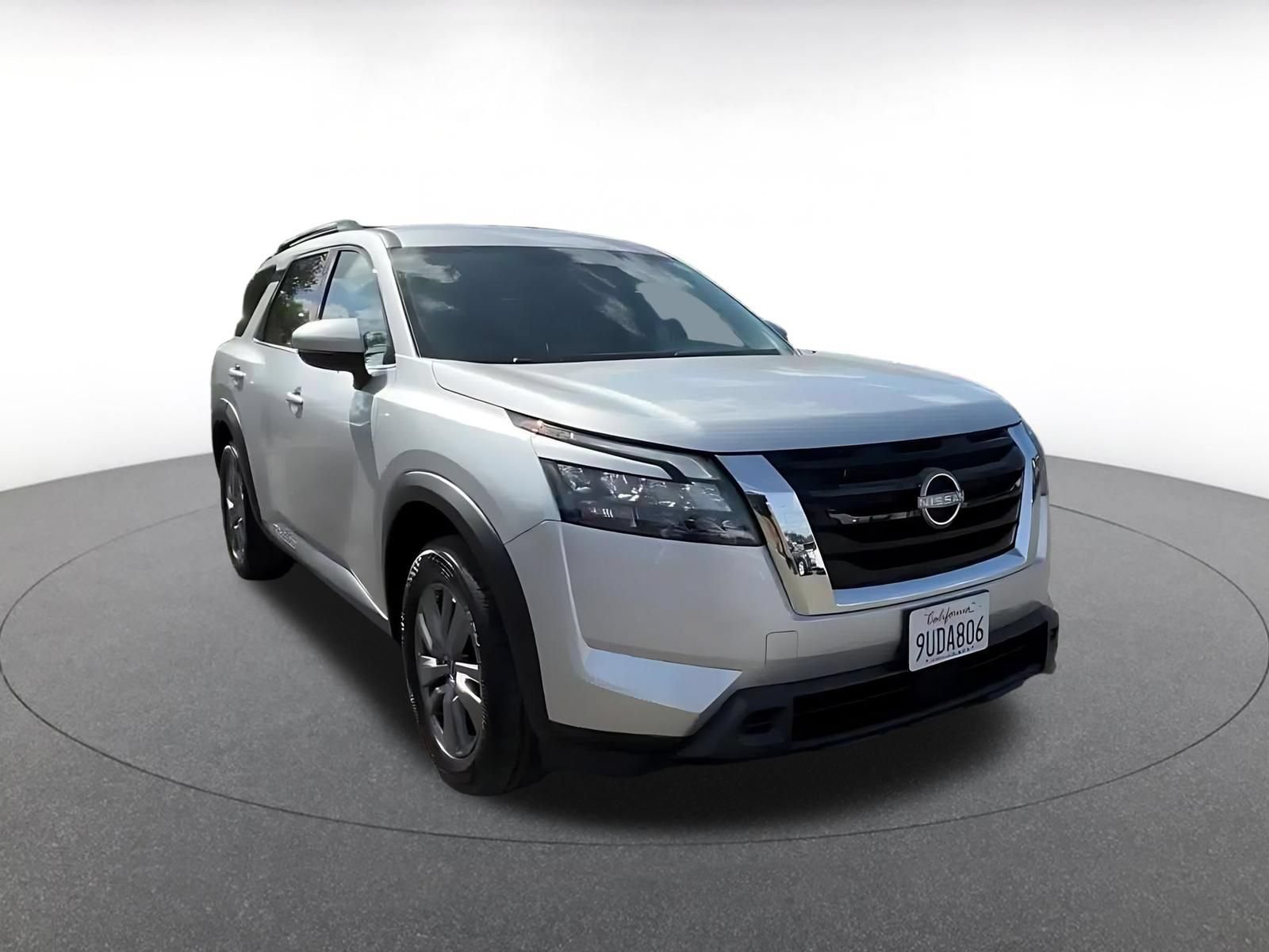 Used 2025 Nissan Pathfinder SV FWD image 3