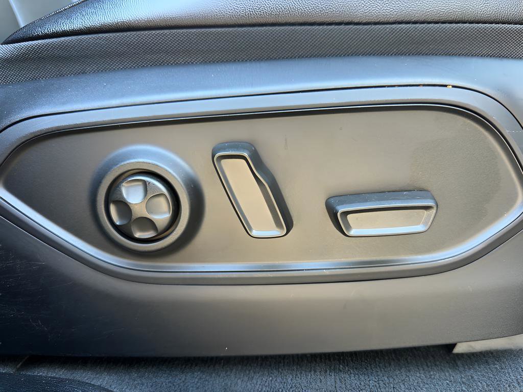 Used 2023 Jeep Grand Cherokee Limited w/ Black Appearance Package image 18