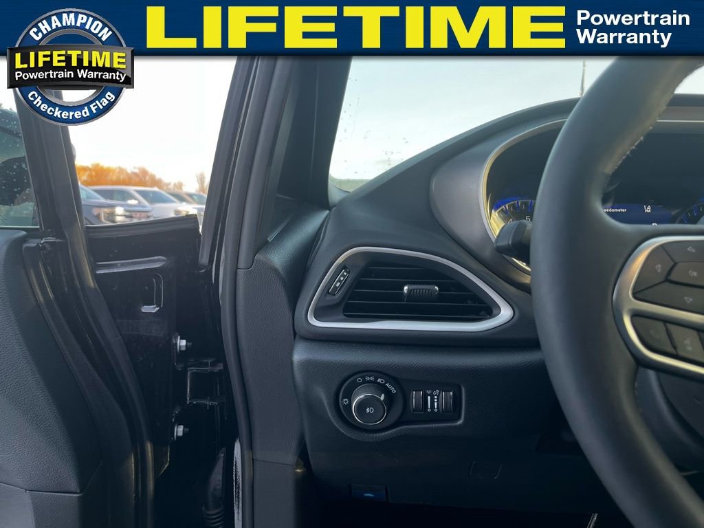 Used 2025 Chrysler Pacifica Select image 22