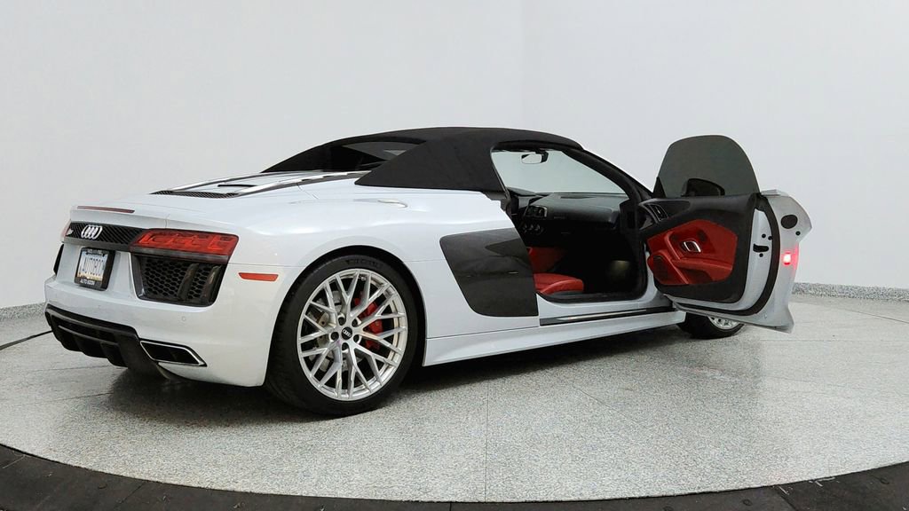 Used 2017 Audi R8 V10 w/ Carbon Exterior Package image 11