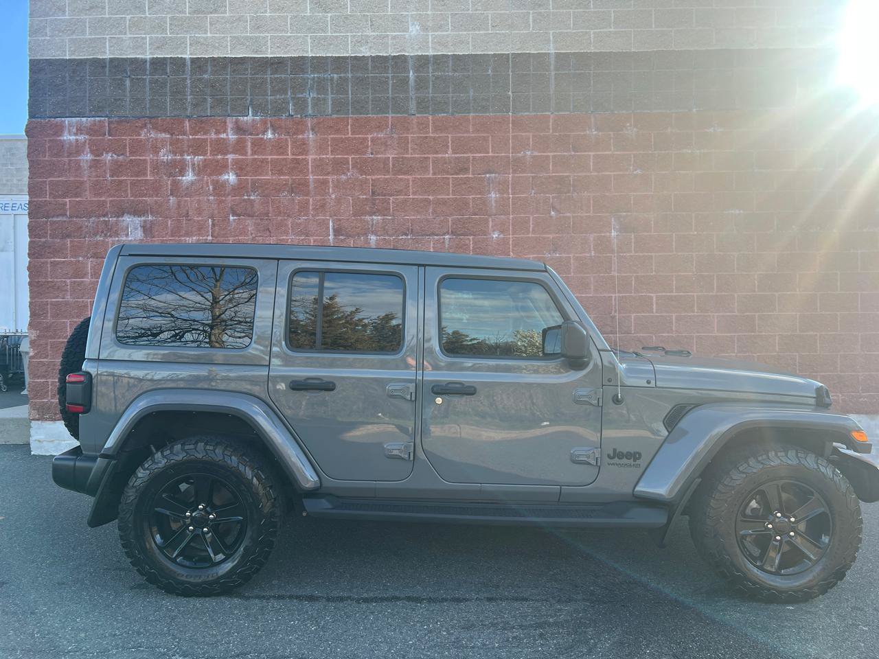 Used 2022 Jeep Wrangler Unlimited Sahara AWD/4WD image 4