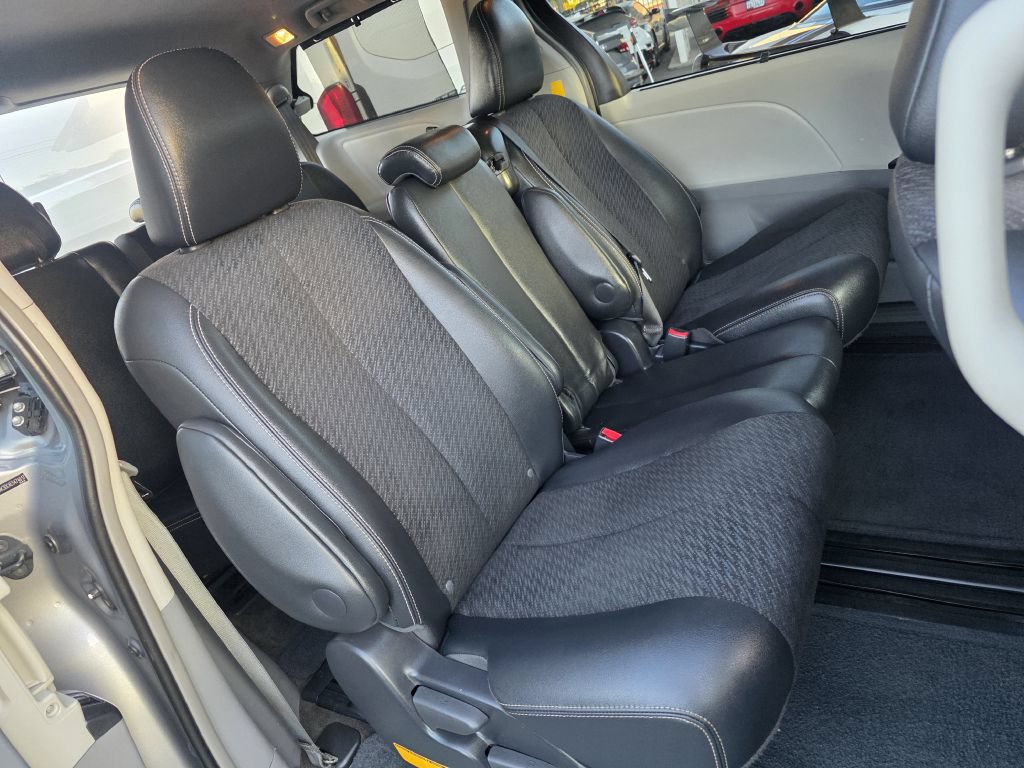 Used 2014 Toyota Sienna SE FWD image 24