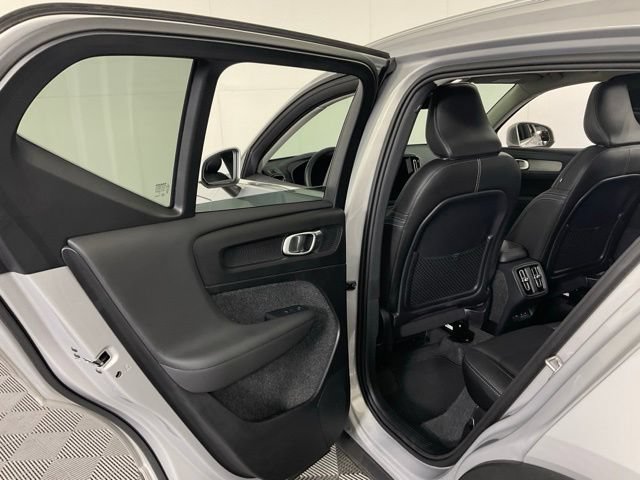 Certified 2025 Volvo XC40 B5 Core AWD/4WD image 27