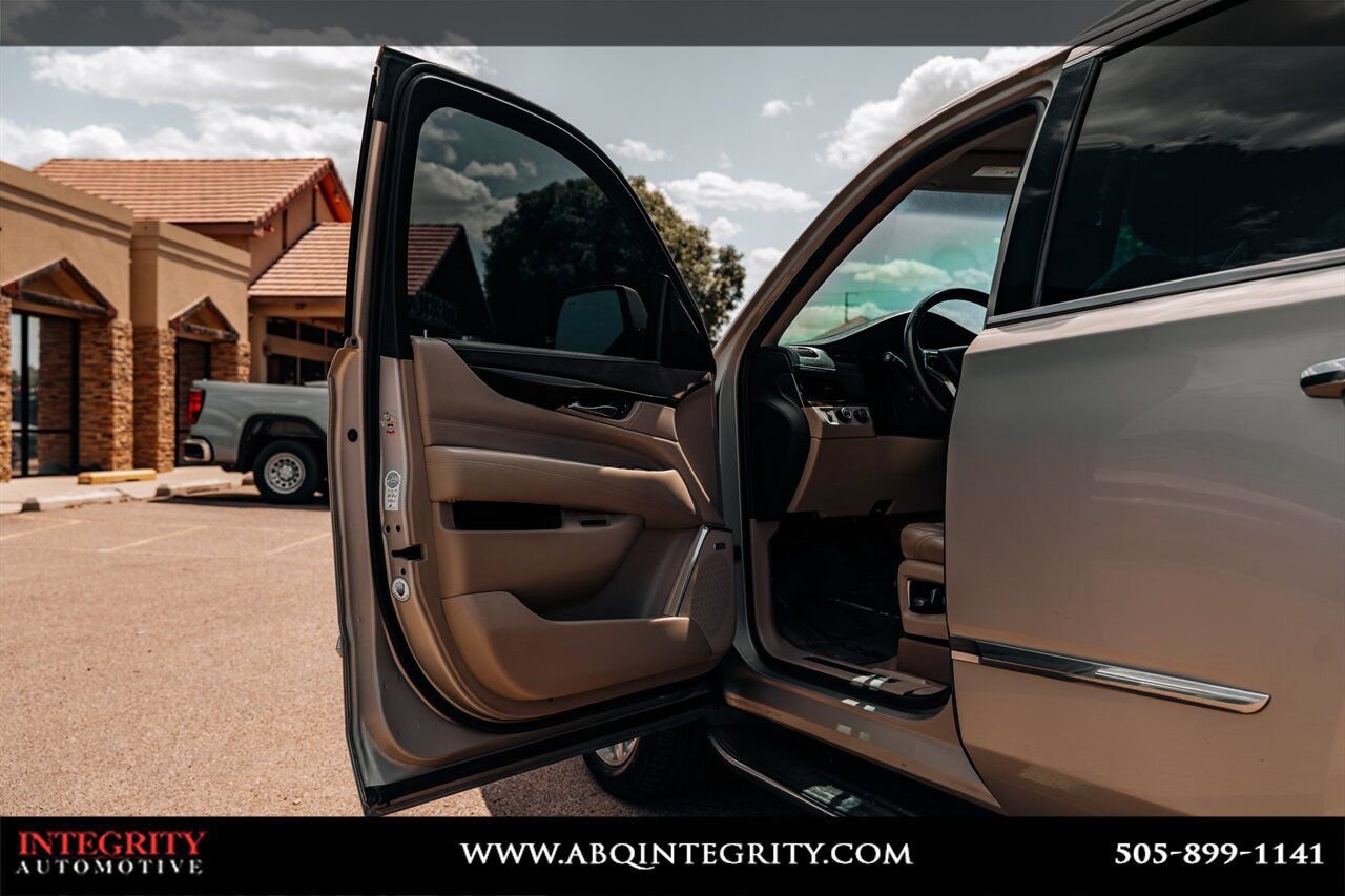 Used 2016 Cadillac Escalade Luxury AWD/4WD image 17