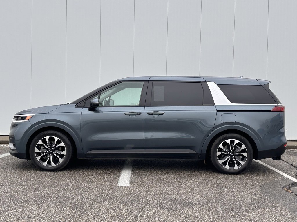 Used 2024 Kia Carnival EX image 2