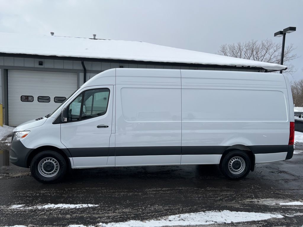 Used 2025 Mercedes-Benz Sprinter 2500 image 4