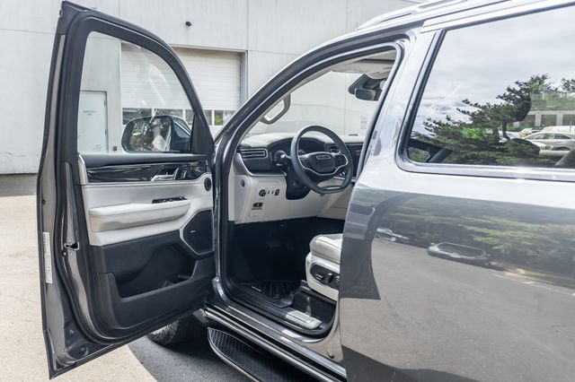 Used 2024 Jeep Wagoneer 4WD w/ Convenience Group I image 23