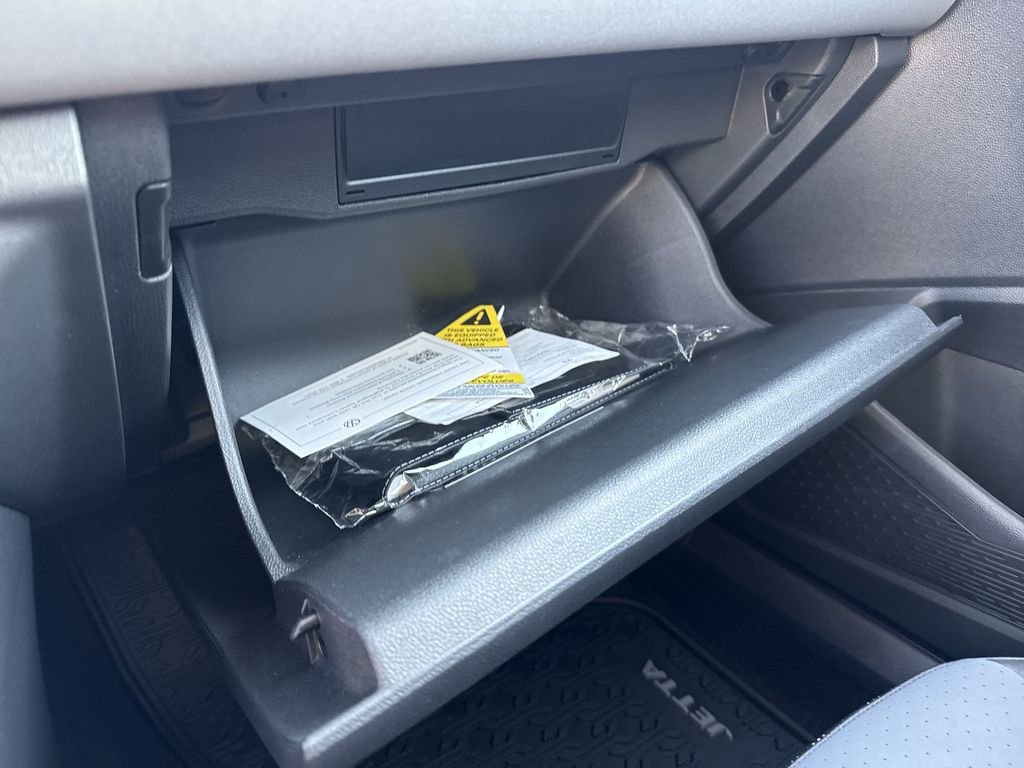 Used 2025 Volkswagen Jetta SE image 40