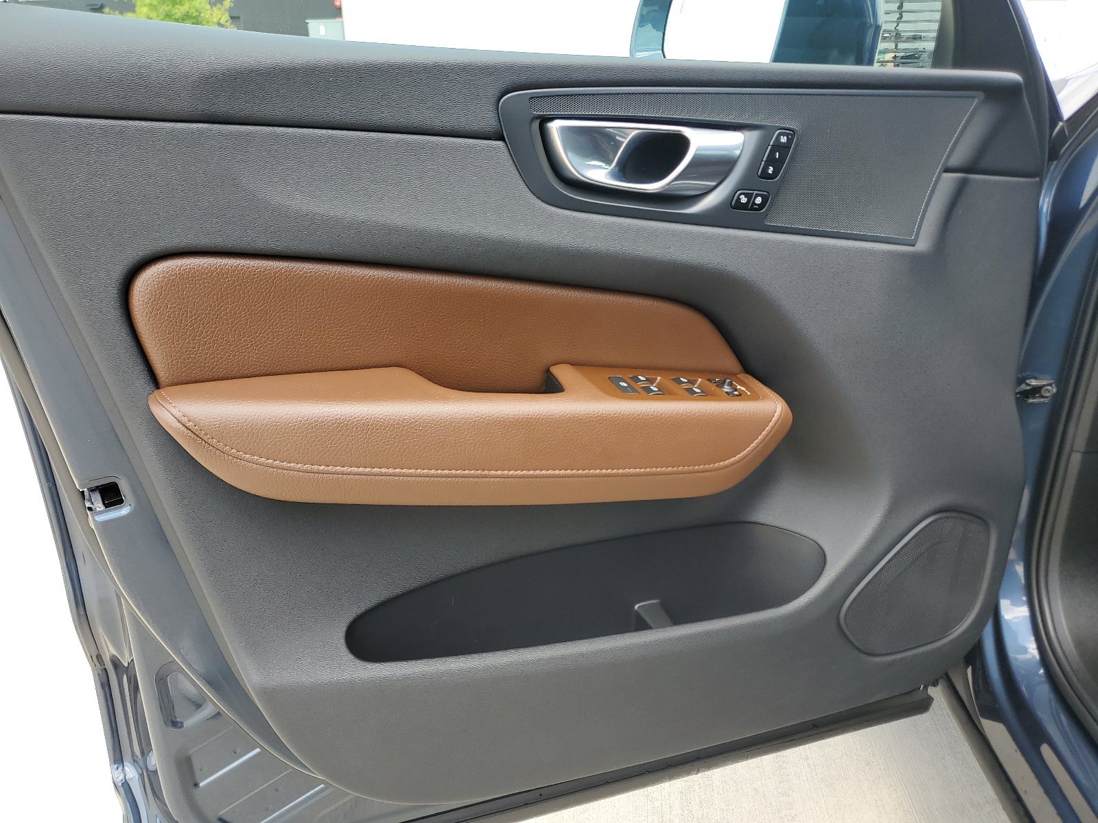 Used 2022 Volvo XC60 B5 Momentum w/ Protection Package Premier FWD image 15