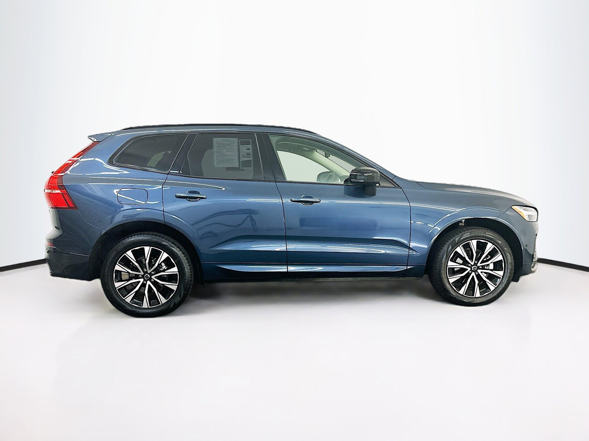 Used 2025 Volvo XC60 B5 Plus image 10