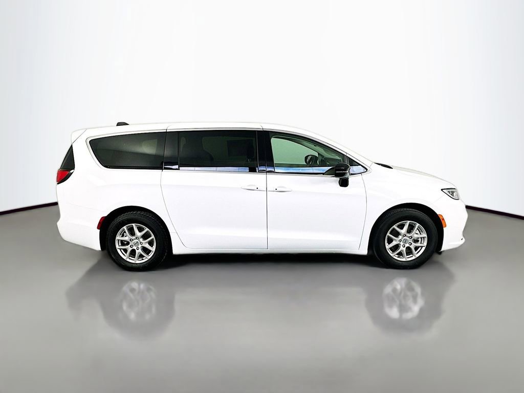 Used 2024 Chrysler Pacifica Touring-L image 8