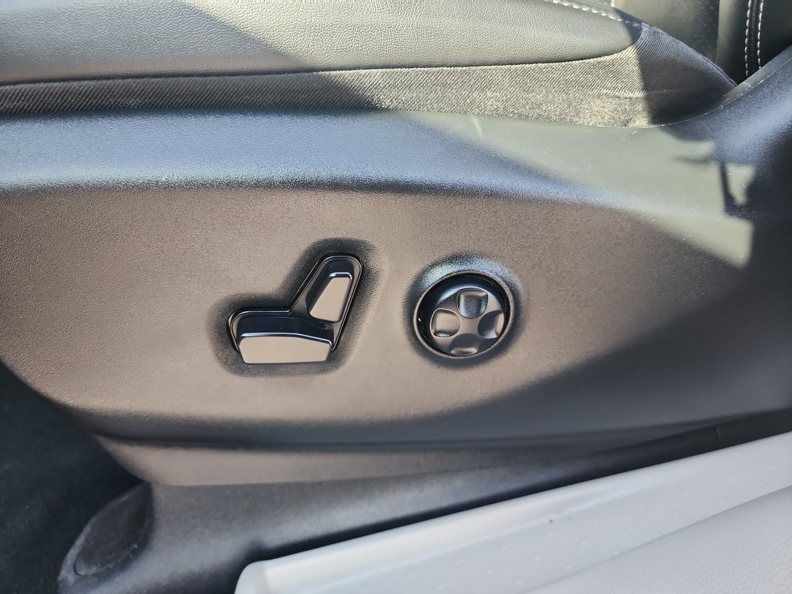 Used 2024 Chrysler Pacifica Touring-L FWD image 24