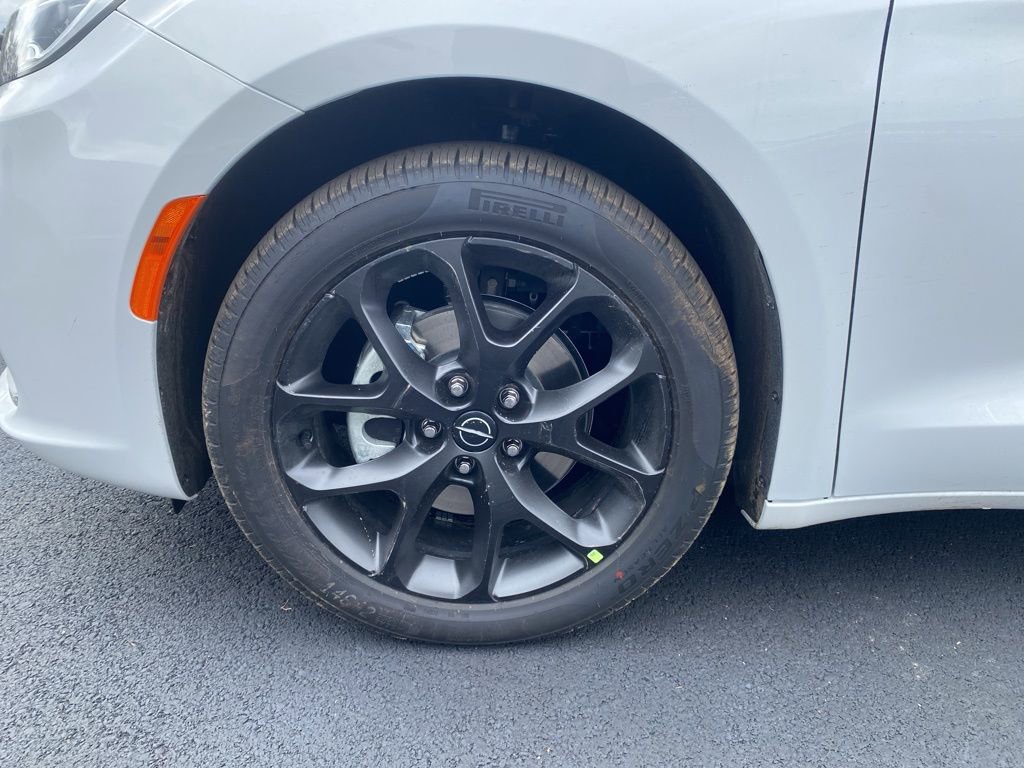 New 2026 Chrysler Pacifica Limited w/ S Appearance Package image 9