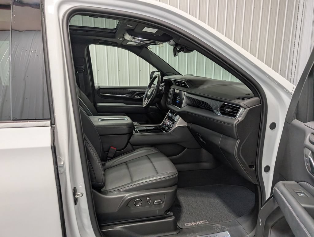 Used 2024 GMC Yukon XL Denali AWD/4WD image 31