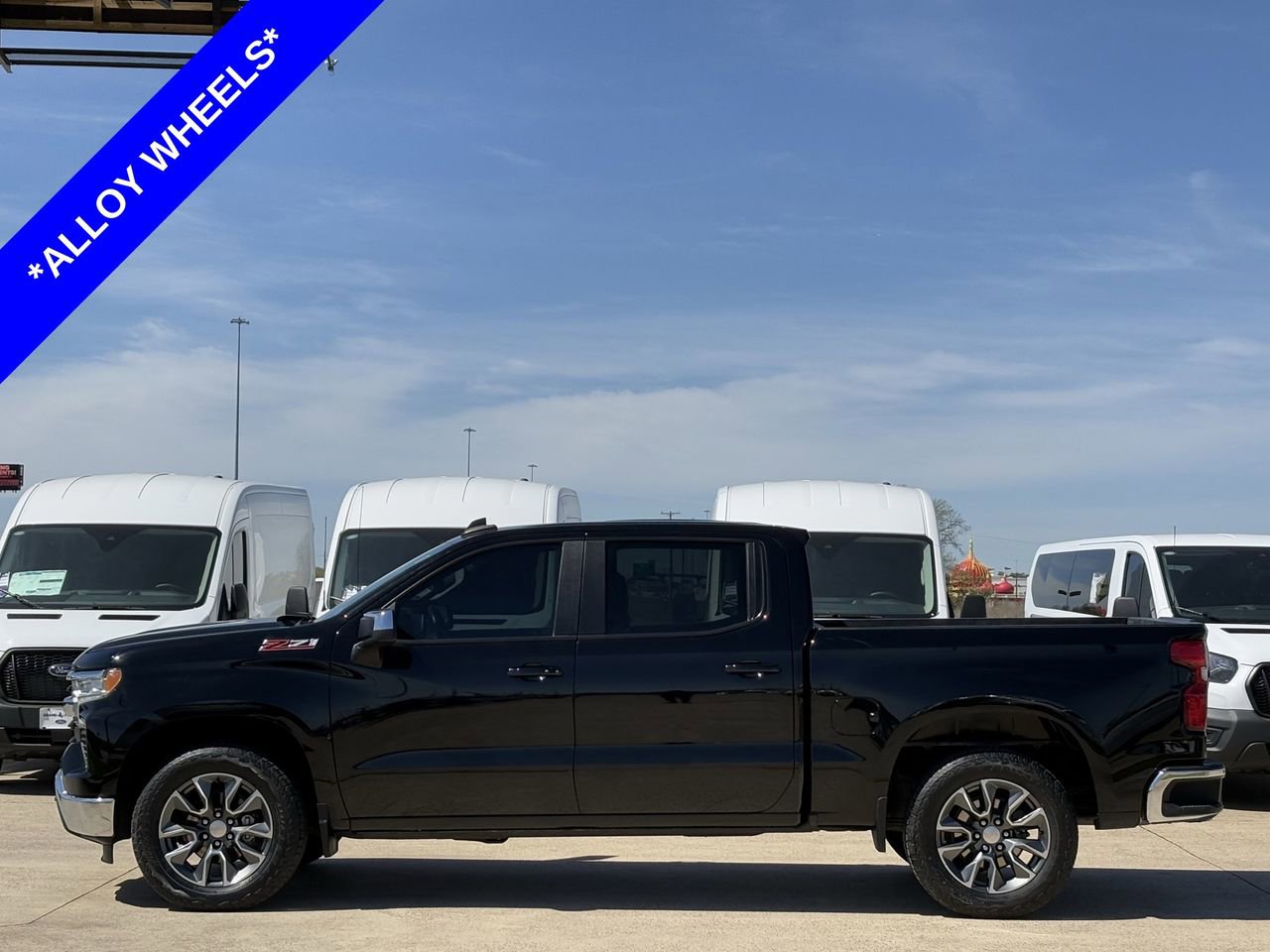 Used 2022 Chevrolet Silverado 1500 LT w/ Z71 Off-Road Package image 3