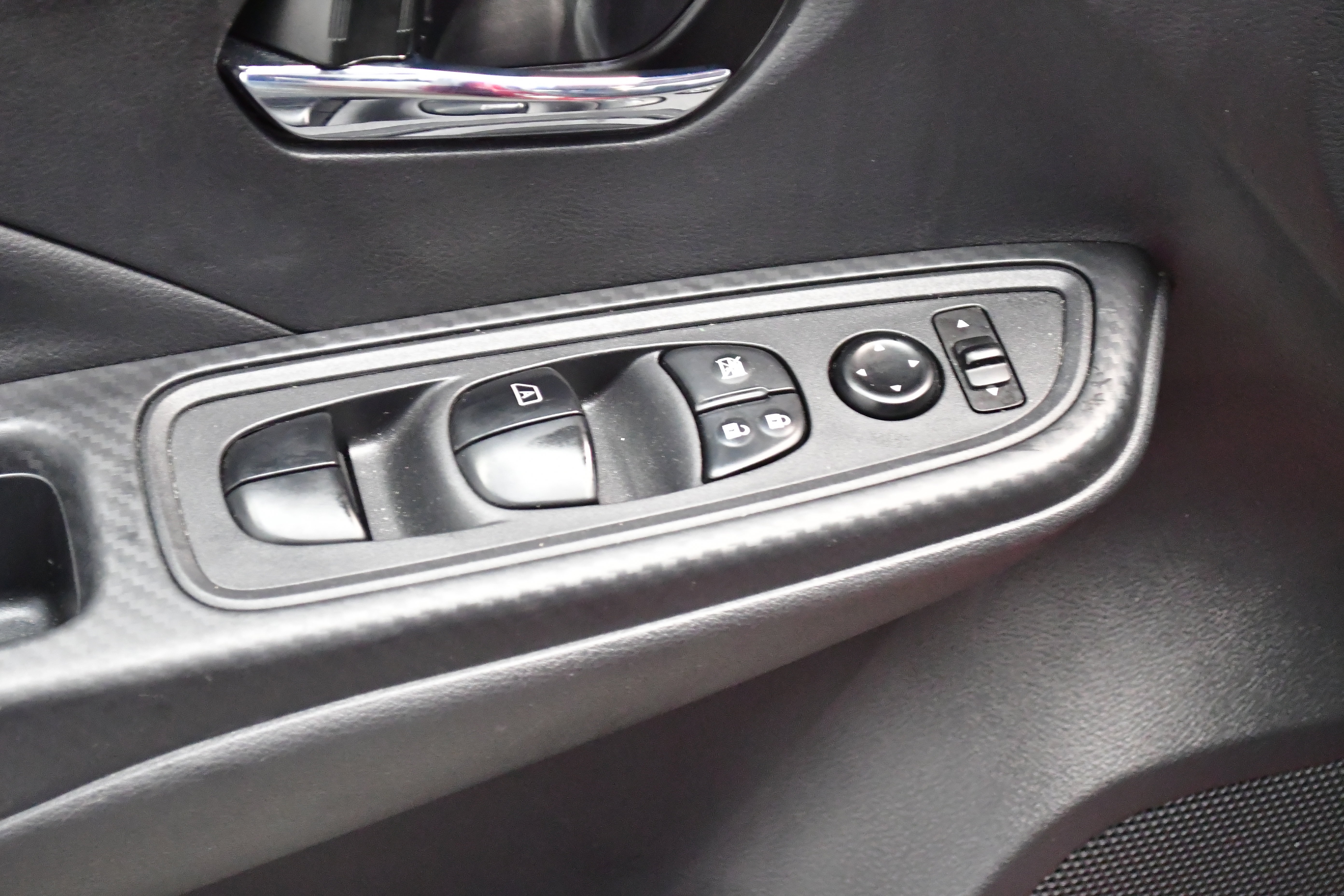 Used 2025 Nissan Versa SV FWD image 15