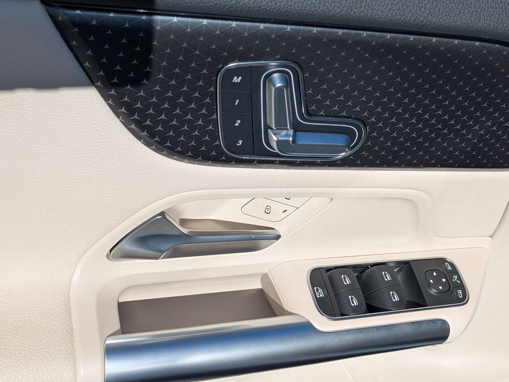 Used 2025 Mercedes-Benz GLA 250 4MATIC image 13