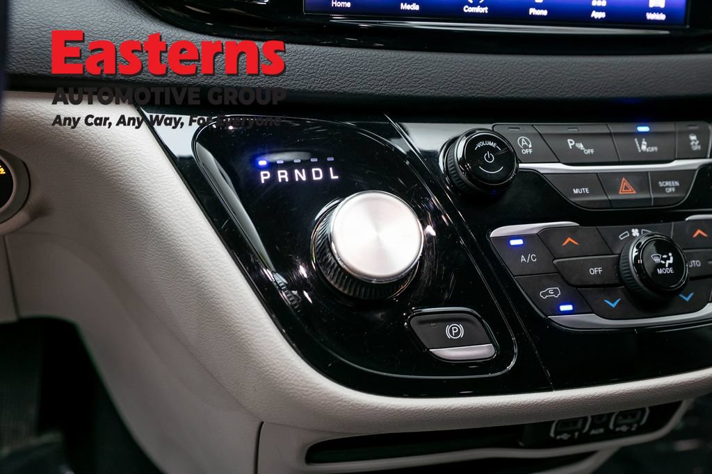 Used 2023 Chrysler Pacifica Touring-L FWD image 13