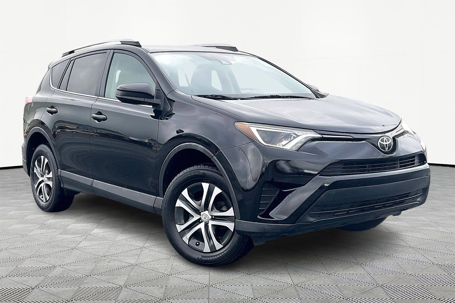Used 2018 Toyota RAV4 LE image 1