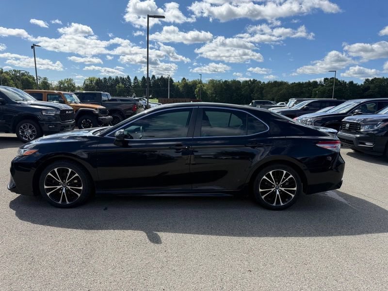 Used 2018 Toyota Camry SE w/ Moonroof Package FWD image 14