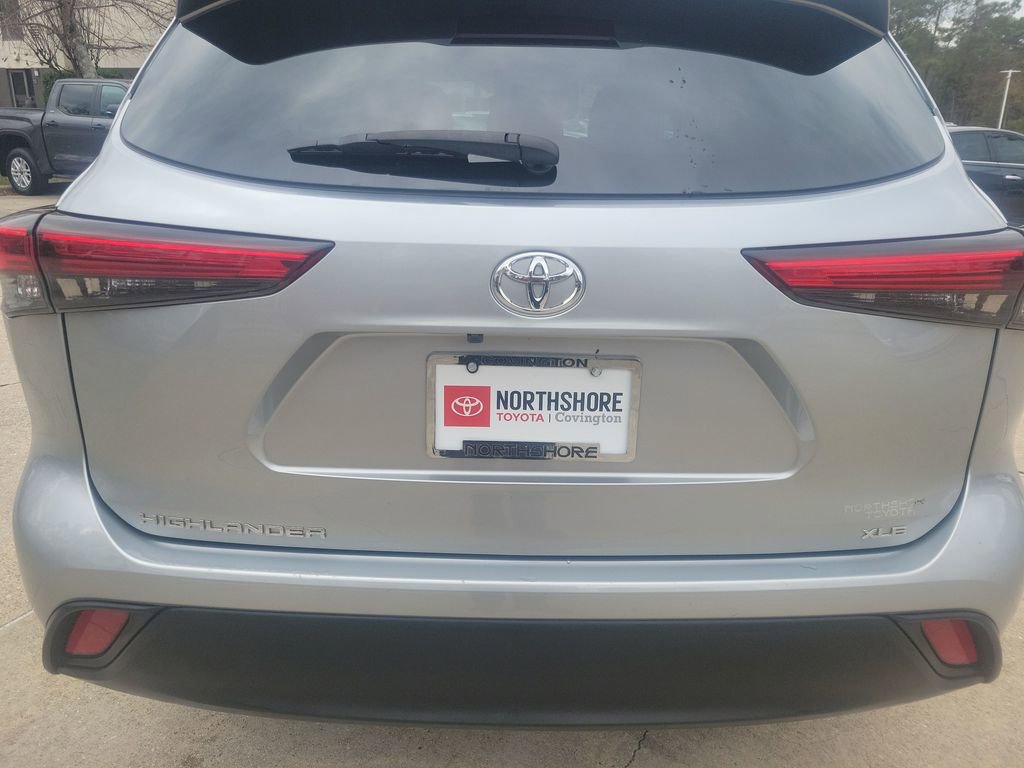 Used 2023 Toyota Highlander XLE image 4