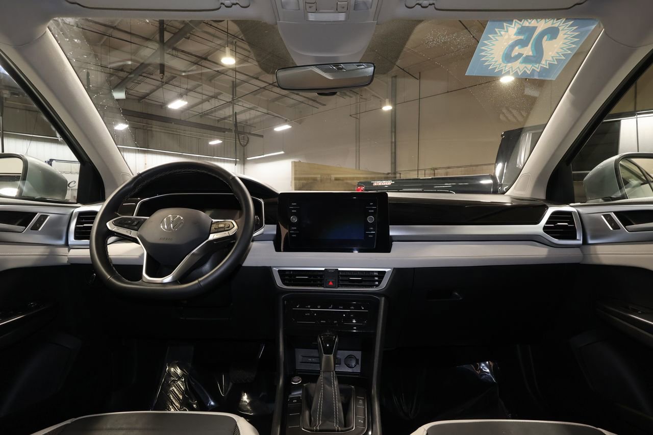 Used 2025 Volkswagen Taos SE image 27