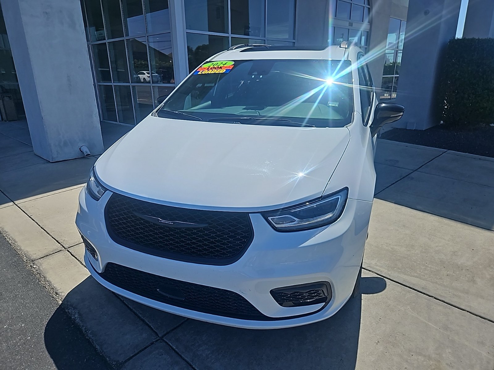 Used 2025 Chrysler Pacifica Limited FWD image 1