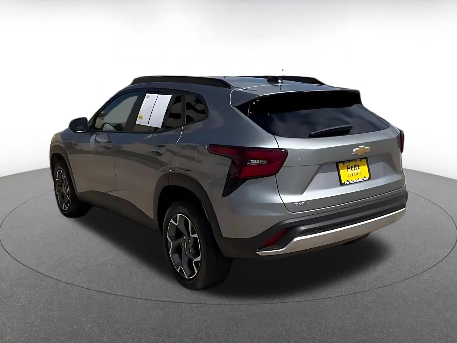 Used 2025 Chevrolet Trax LT FWD image 11