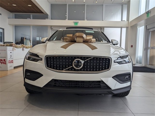 New 2026 Volvo V60 B5 Cross Country Ultra w/ Protection Package Premier image 3