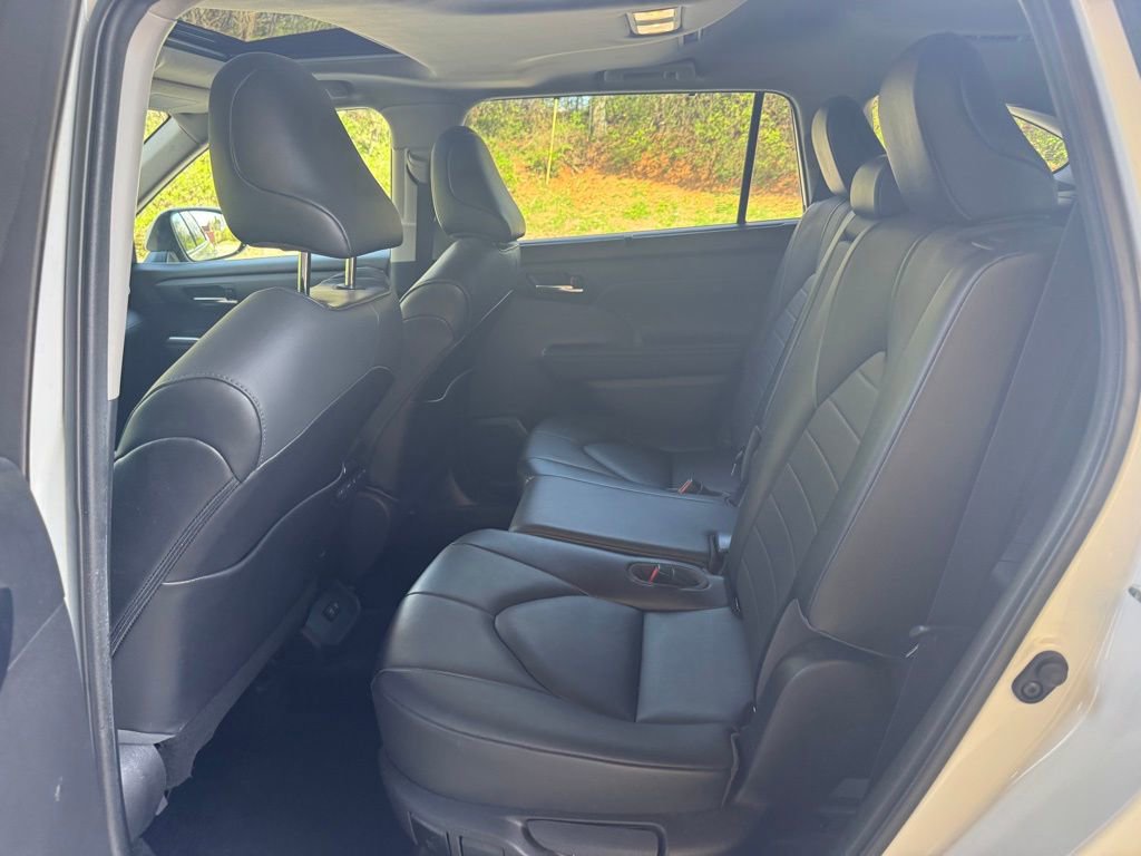 Used 2021 Toyota Highlander XLE image 18