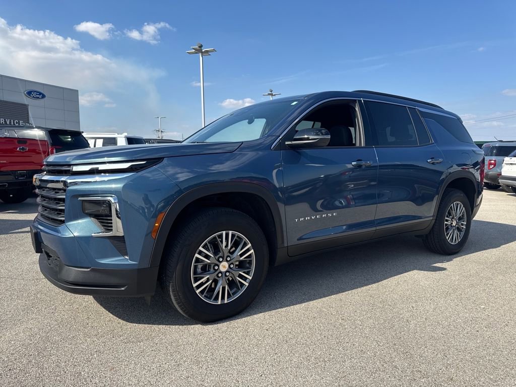 Used 2025 Chevrolet Traverse LT image 1