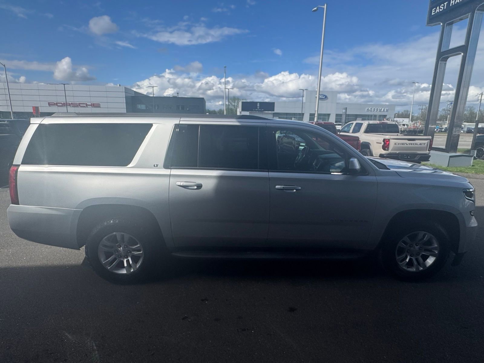 Used 2018 Chevrolet Suburban LT image 9