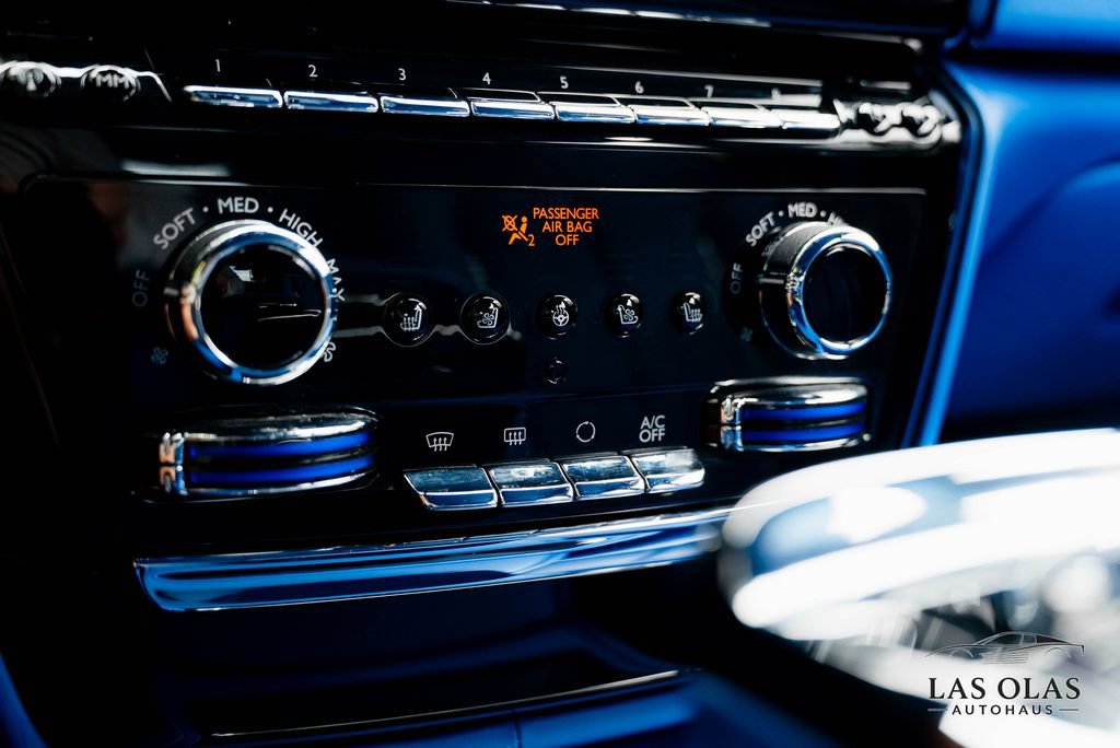 Used 2024 Rolls-Royce Phantom Sedan RWD image 40