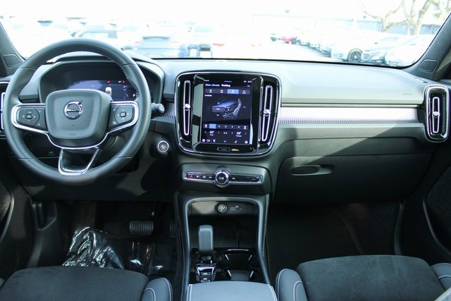 Used 2025 Volvo XC40 B5 Plus image 17