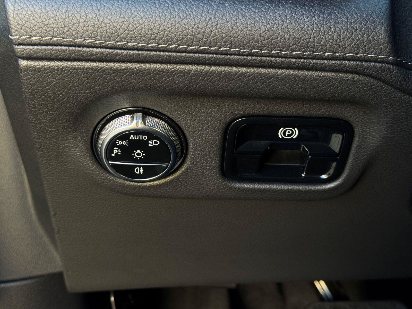 Used 2023 Mercedes-Benz EQE 500 4MATIC Sedan w/ Exclusive Trim Package image 17