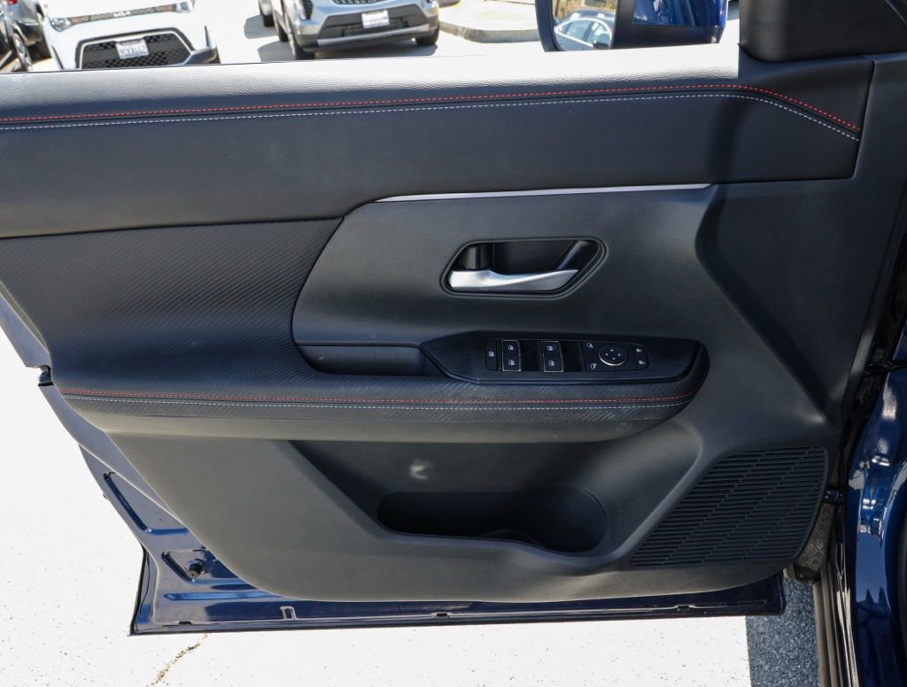 Used 2025 Nissan Kicks SR FWD image 13