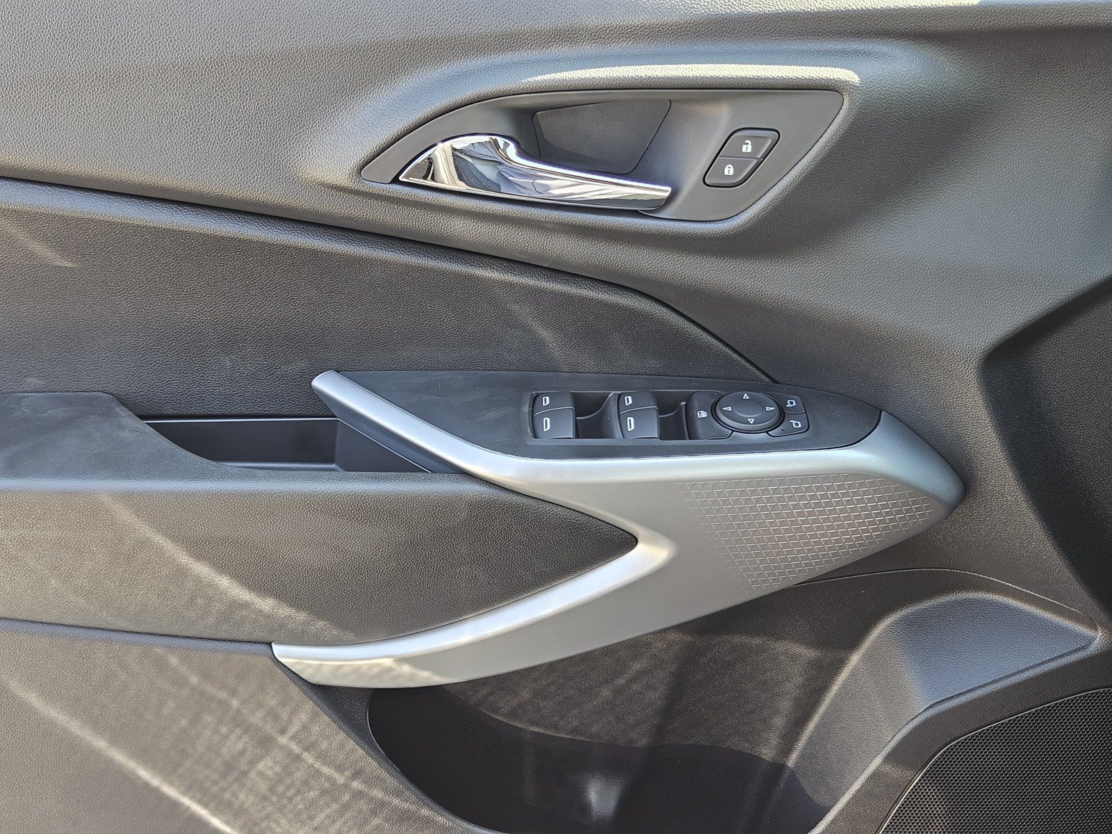 New 2026 Chevrolet Trax RS w/ Sunroof Package FWD image 16