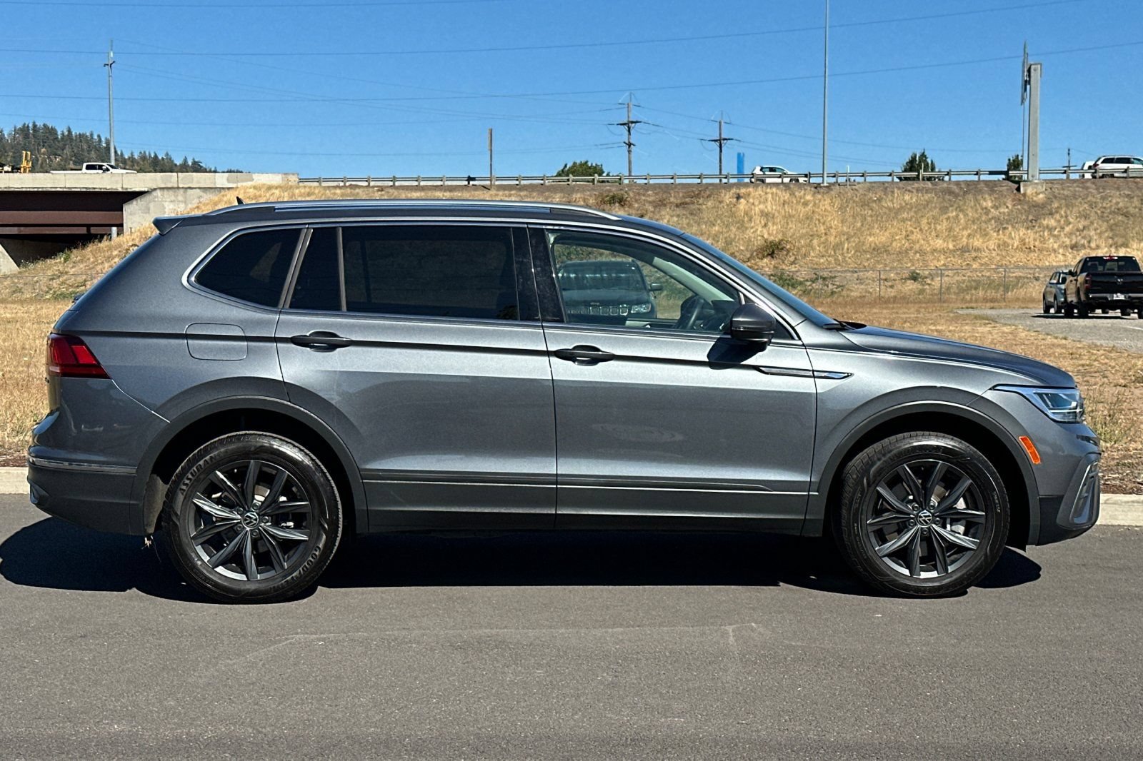 Used 2024 Volkswagen Tiguan SE AWD/4WD image 2