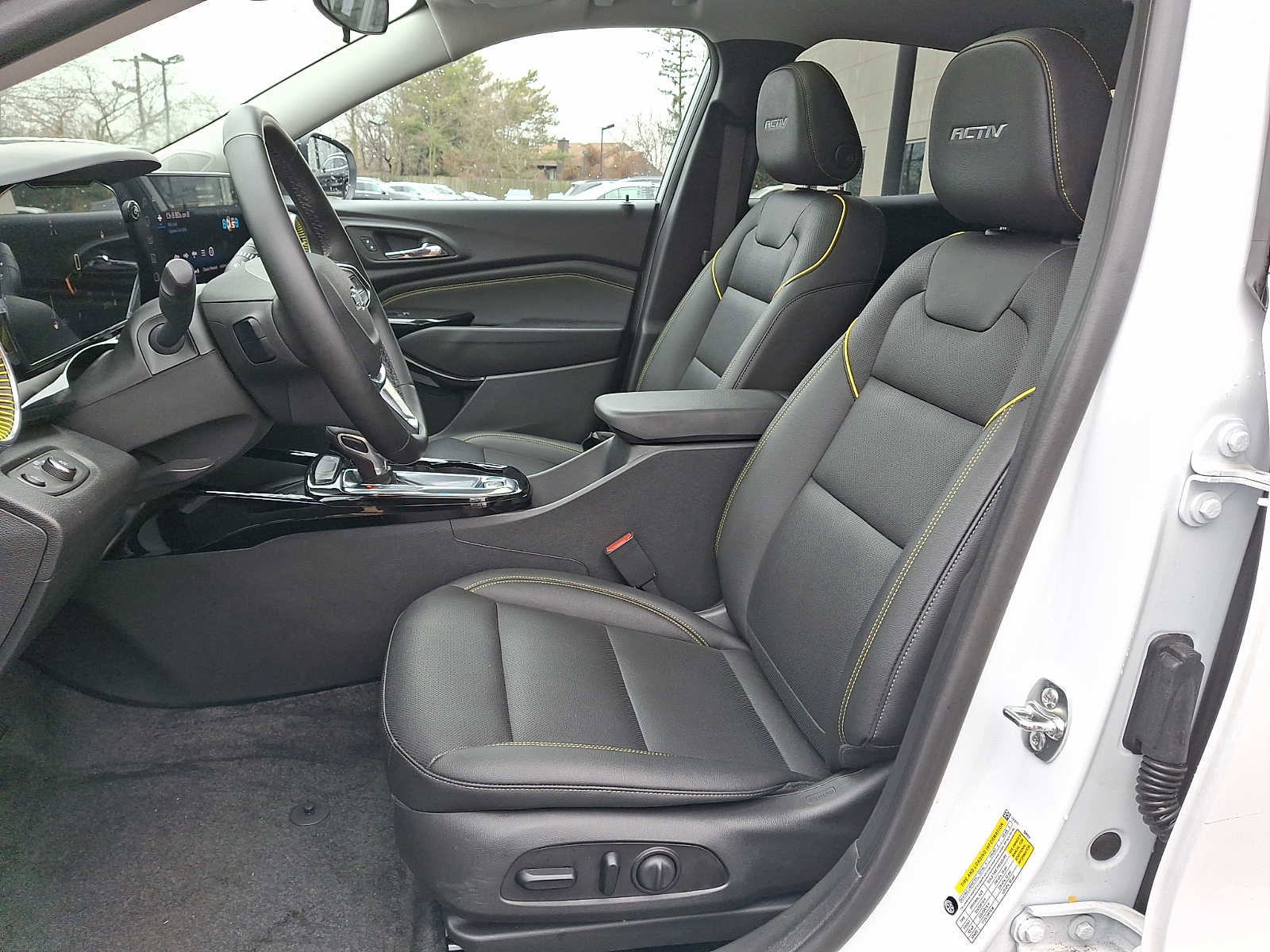 Used 2025 Chevrolet Trax ACTIV w/ Sunroof Package image 10