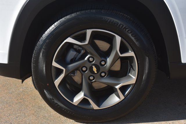 Used 2025 Chevrolet Trax LT w/ LT Convenience Package FWD image 11