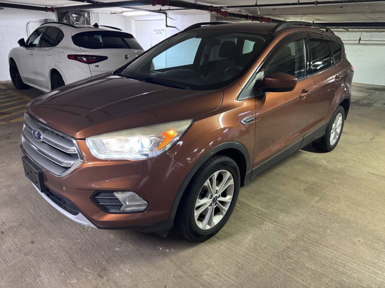 Used 2017 Ford Escape SE w/ Equipment Group 201A AWD/4WD image 1