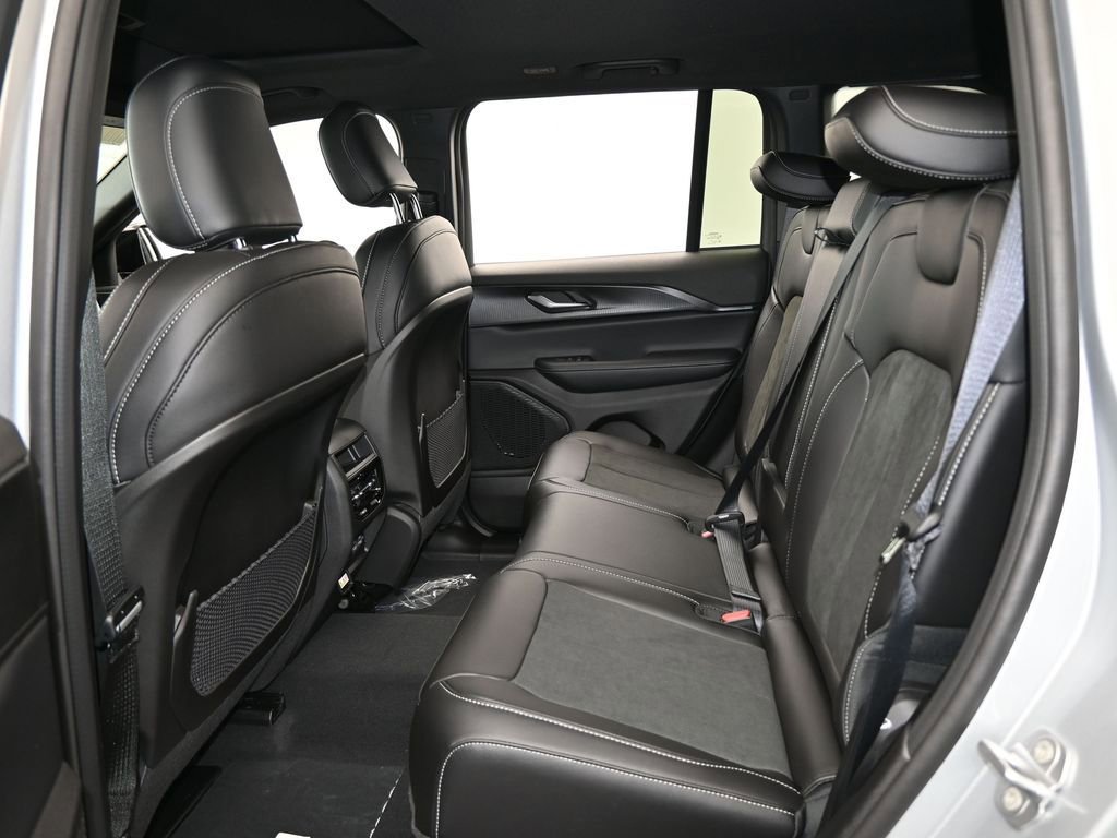 New 2025 Jeep Grand Cherokee Altitude image 28