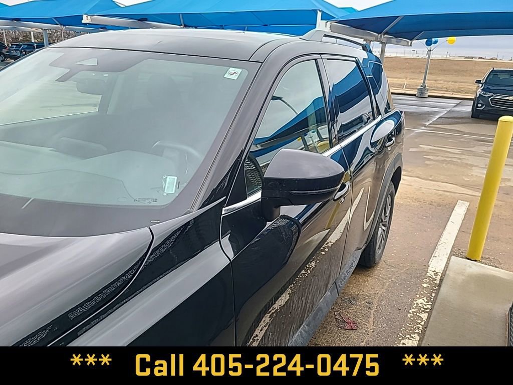 Used 2025 Nissan Pathfinder SV image 4