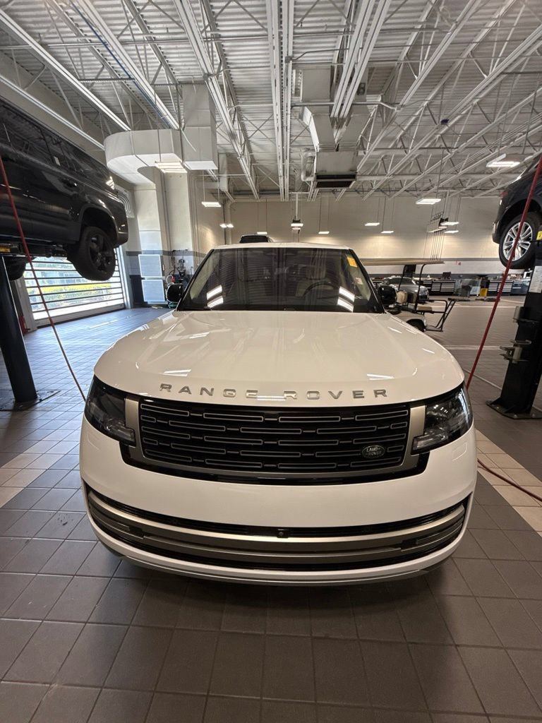 Used 2023 Land Rover Range Rover SE AWD/4WD image 1