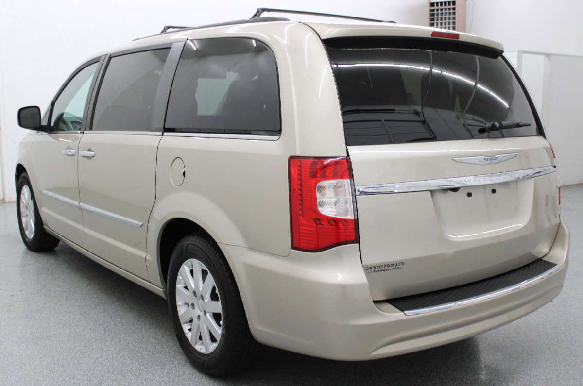 Used 2016 Chrysler Town & Country Touring w/ Driver Convenience Group FWD image 6