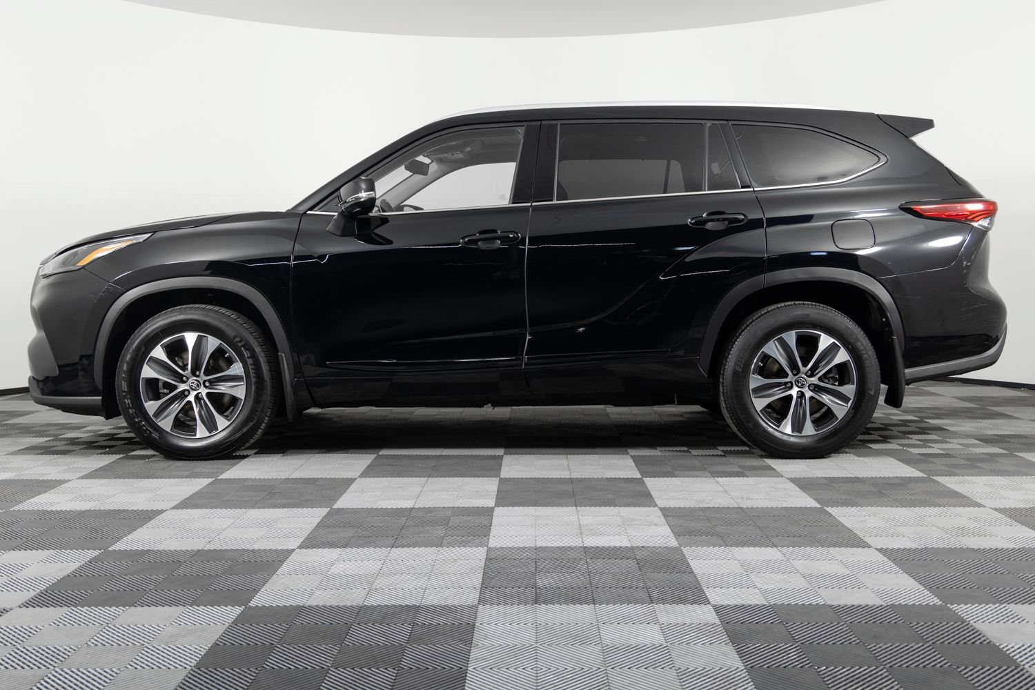 Used 2022 Toyota Highlander XLE AWD/4WD image 3