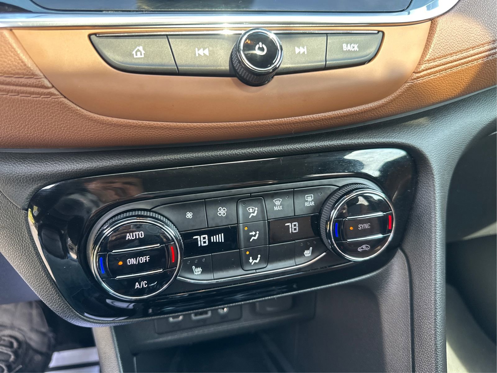 Certified 2021 Buick Encore GX Essence w/ Advanced Technology Package AWD/4WD image 28