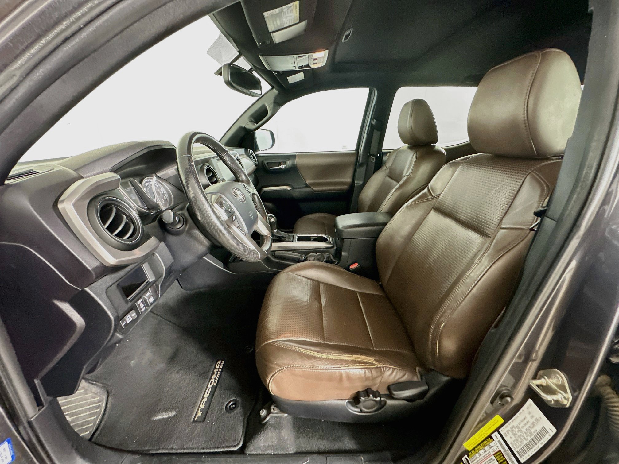 Used 2017 Toyota Tacoma Limited w/ Tow Package AWD/4WD image 13